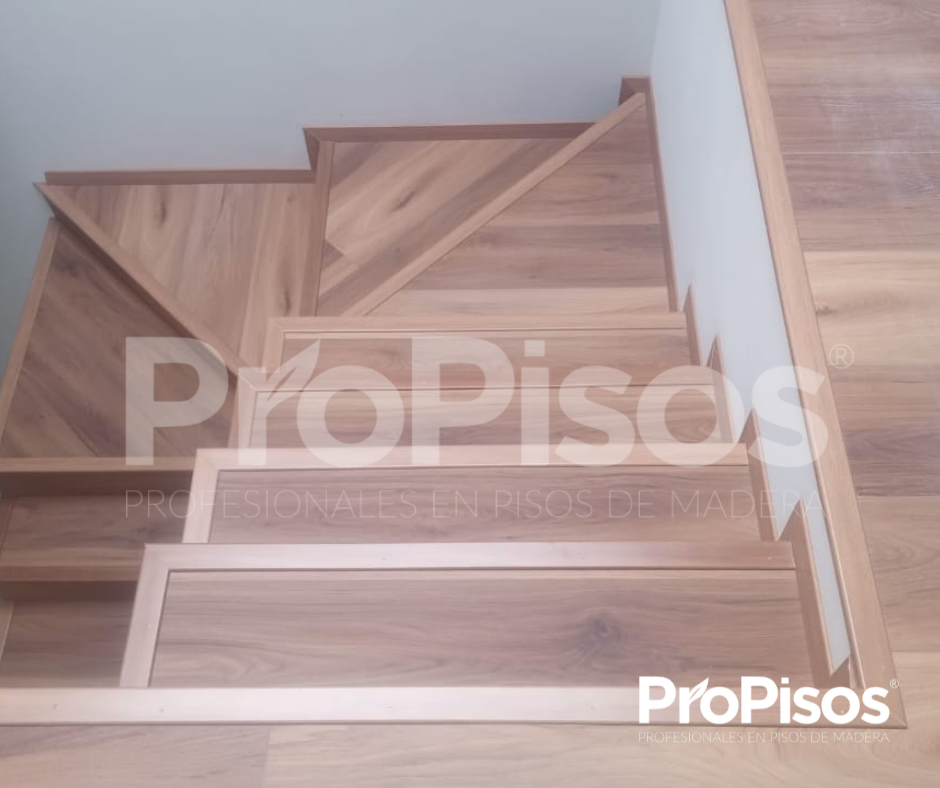 piso laminado en escaleras